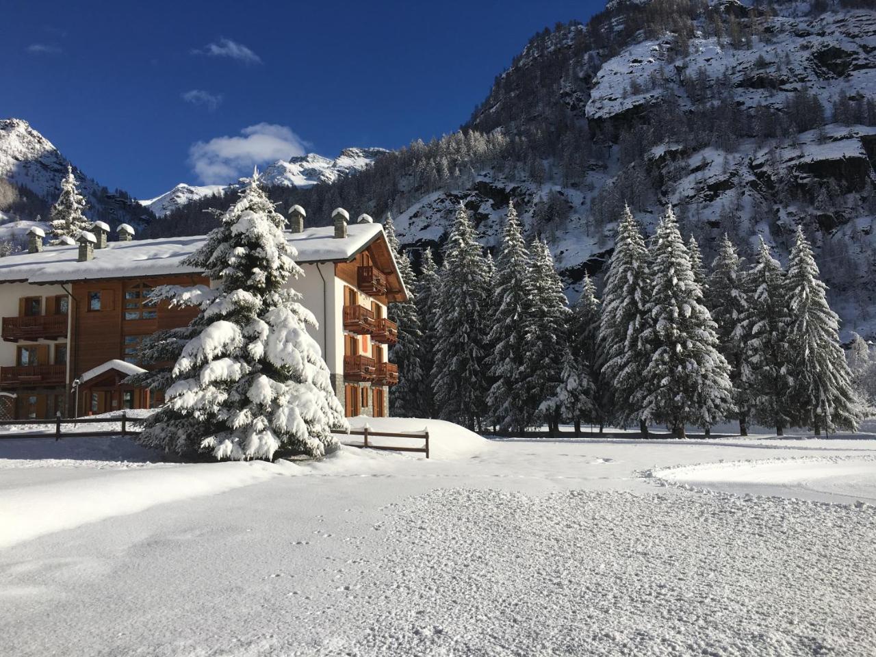 Lo Scoiattolo Hotel Gressoney-La-Trinite Exterior photo